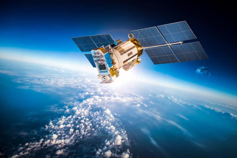 Hacker satelit senjata