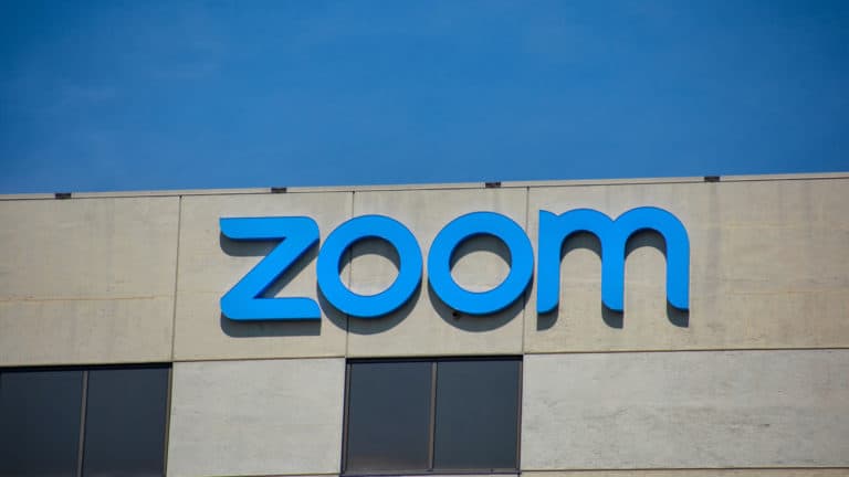 Aplikasi Zoom untuk iOS Berikan Data Pengguna ke Facebook?