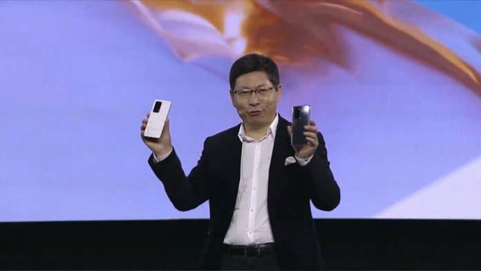Richard Yu memegang Huawei P40 tanpa Google Mobile Service