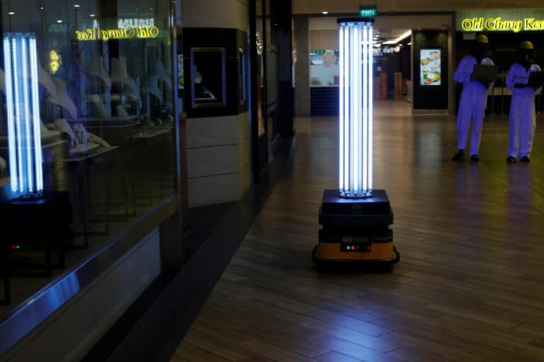 Robot Sinar UV Musnahkan Virus Corona di Mal Singapura