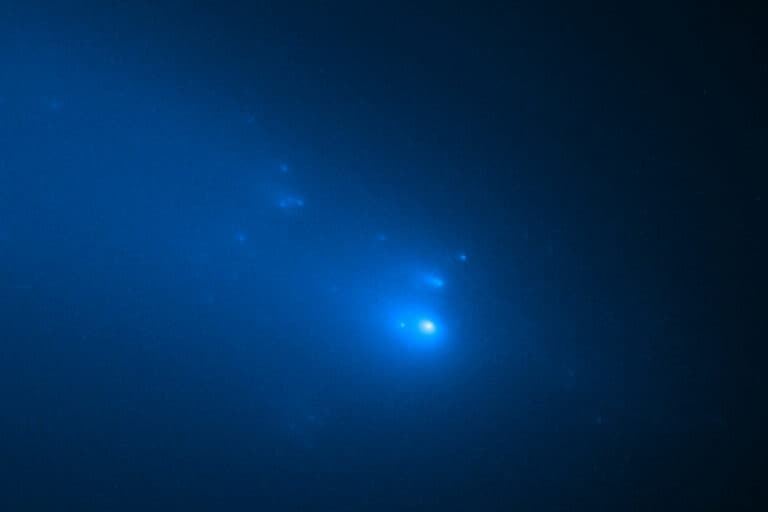 Teleskop Hubble NASA Rekam Cahaya Komet yang “Sekarat”