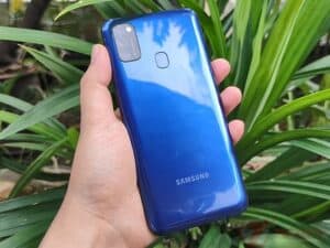 3. Review Samsung Galaxy M21