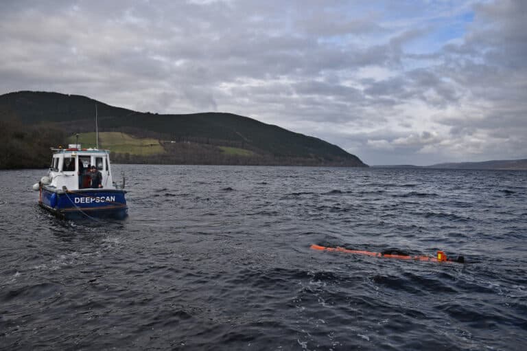 Drone Bawah Air Berburu Harta Karun di Dasar Laut