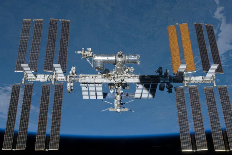 Stasiun luar angkasa ISS renovasi