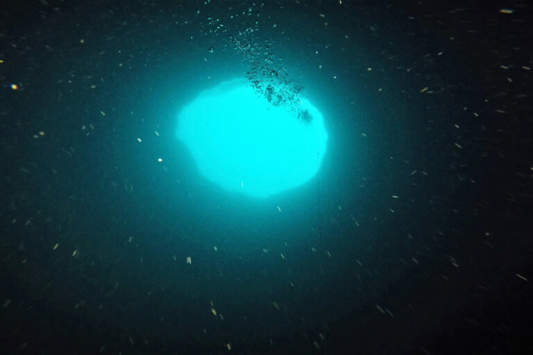 Ilmuwan Eksplorasi “Lubang Biru” Misterius di Dasar Samudera