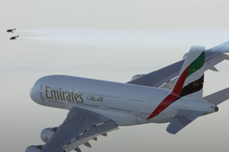 Sadis! Ada Orang Terbang Ikuti Pesawat Fly Emirates A380
