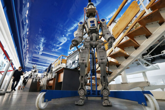 astronot robot humanoid