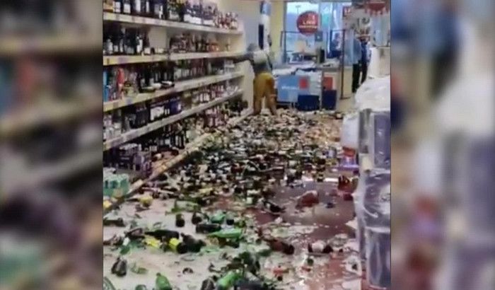 Viral, Seorang Wanita Pecahkan 500 Botol Miras di Supermarket