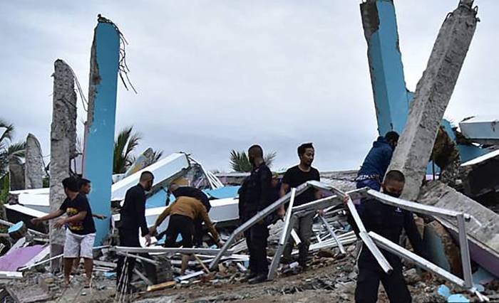 Mobil Klinik Indosat Ooredoo Bantu Korban Gempa Majene