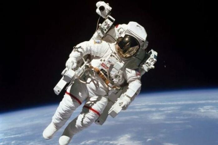 foto Astronaut berjalan di luar angkasa ISS
