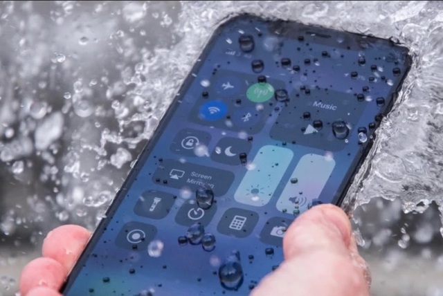 Fitur Baru iPhone Mungkinkan Pengguna Mengetik Sambil Hujan-hujanan