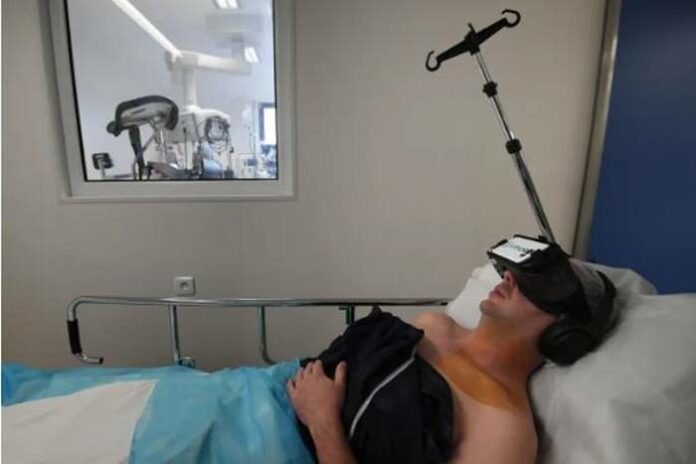 Teknologi VR Pasien Operasi