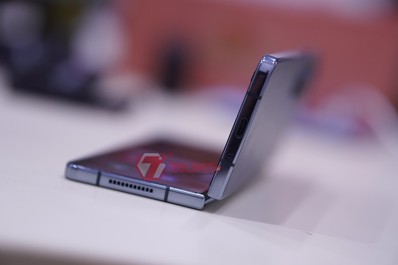 Samsung Galaxy Z Fold4 5G - desain ramping