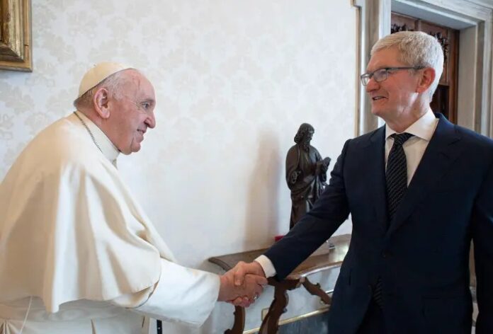 Paus Fransiskus bertemu CEO Apple Tim Cook