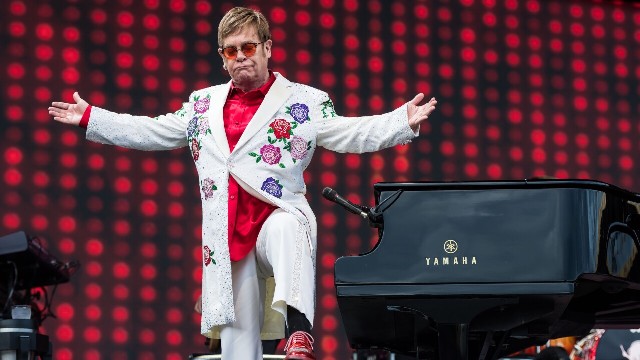 Penyanyi Elton John Stop Main Twitter