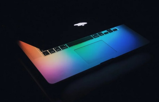 MacBook OLED Pertama Apple