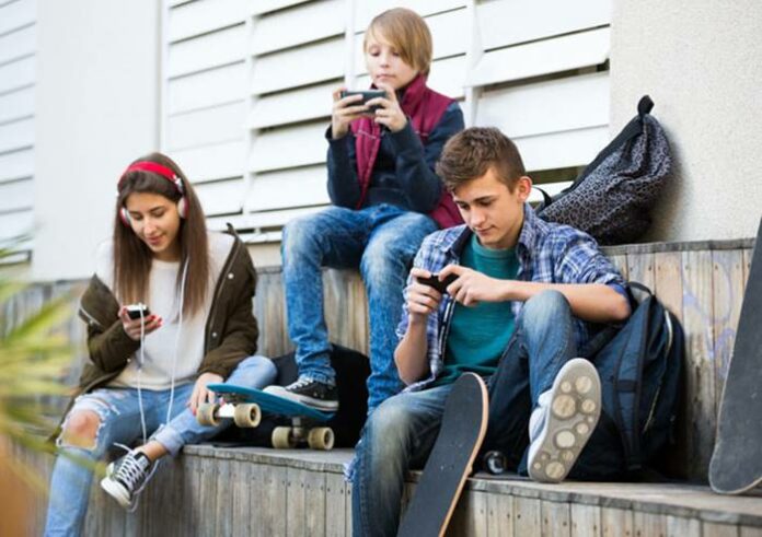 Remaja bermain smartphone HP