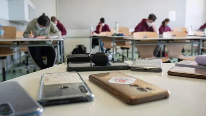 Belanda Larang Pelajar Pakai Smartphone