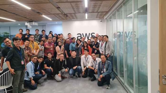 Indosat Ooredoo Hutchison XL Axiata AWS SinergiAPI Portal di Indonesia