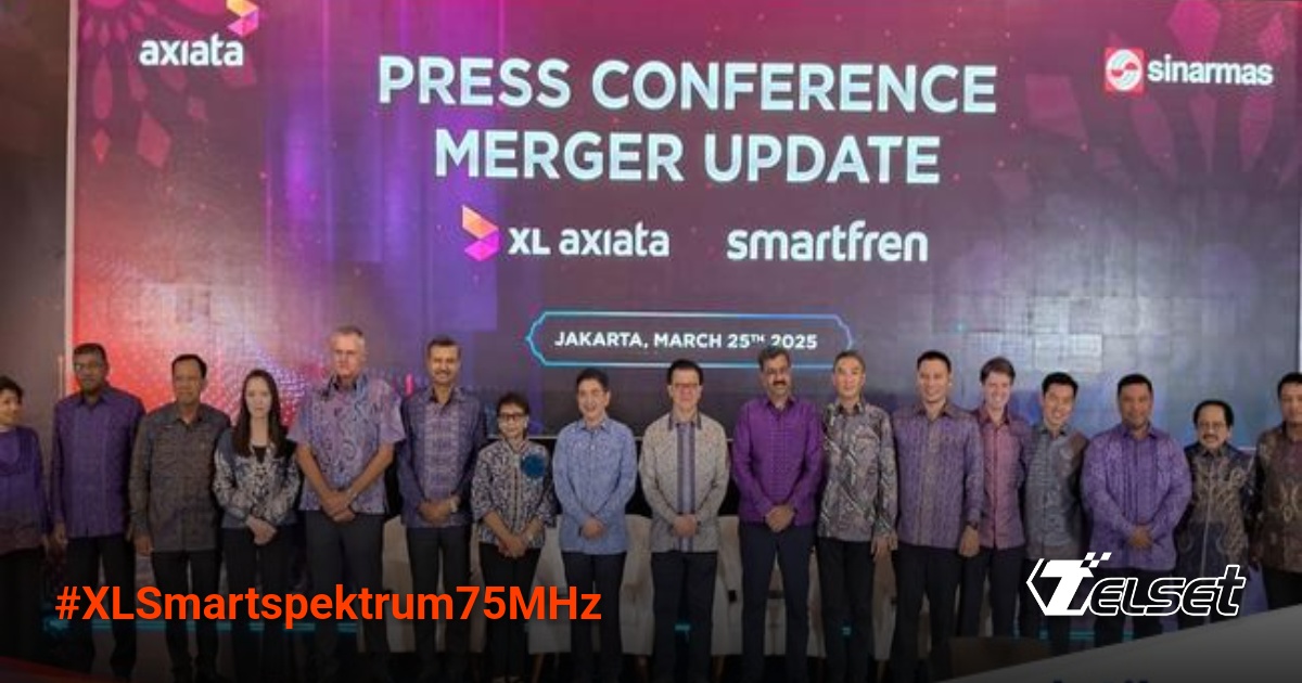 Petugas Komdigi memeriksa perangkat frekuensi telekomunikasi
