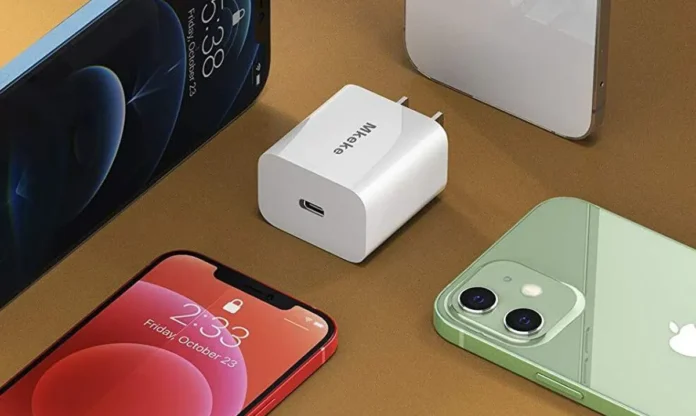Ilustrasi iPhone sedang diisi daya dengan charger cepat