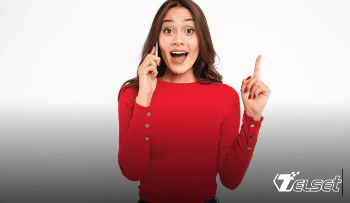 Ilustrasi penggunaan paket nelpon Telkomsel dengan ponsel di telinga pengguna