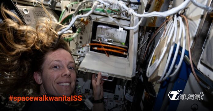 Astronot Nichole Ayers menunjukkan inkubator penelitian di ISS