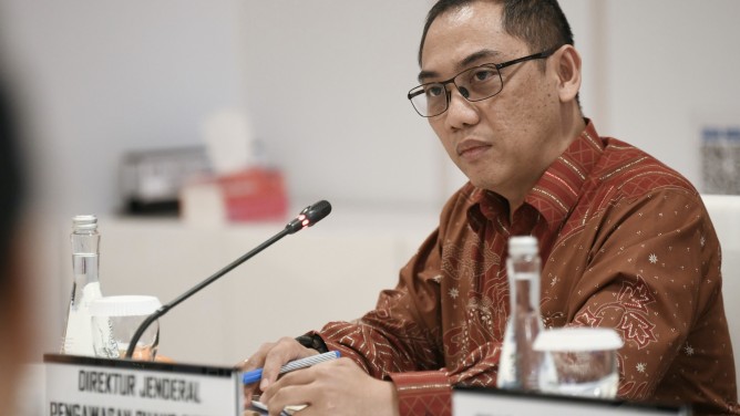 Petugas Kominfo memeriksa dokumen terkait pembekuan layanan Worldcoin