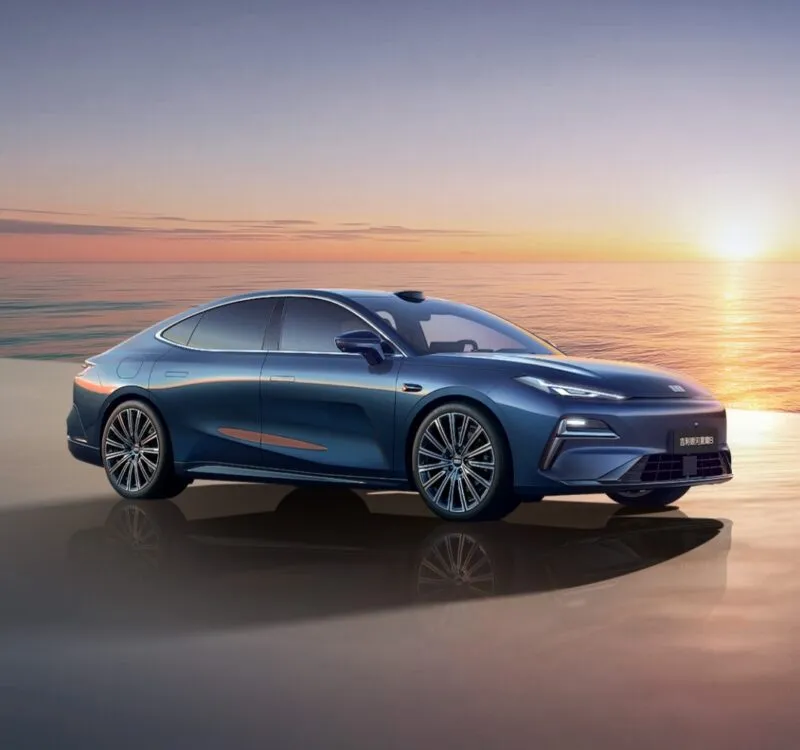 Geely Galaxy Starshine 8 tampak samping dengan desain fastback