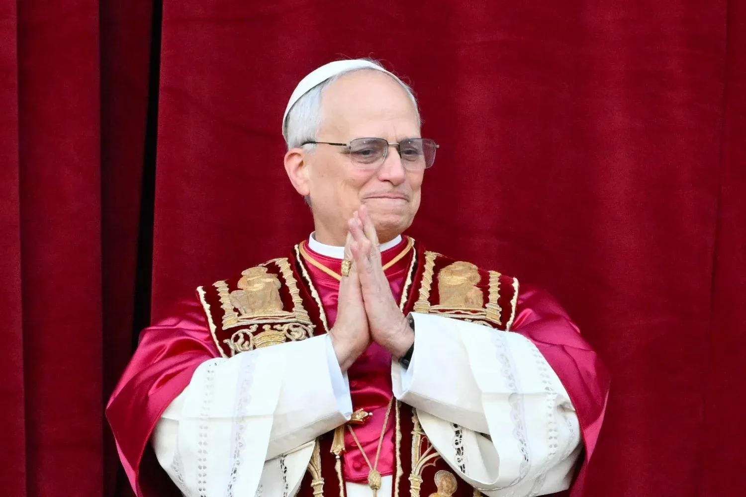 Paus Leo XIV berbicara di balkon Basilika Santo Petrus untuk pertama kalinya