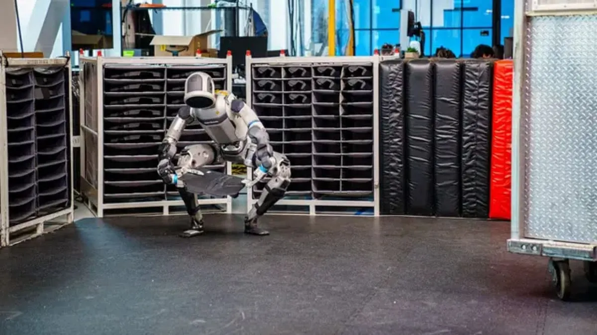 Robot Humanoid Atlas dengan Sistem Visi LG