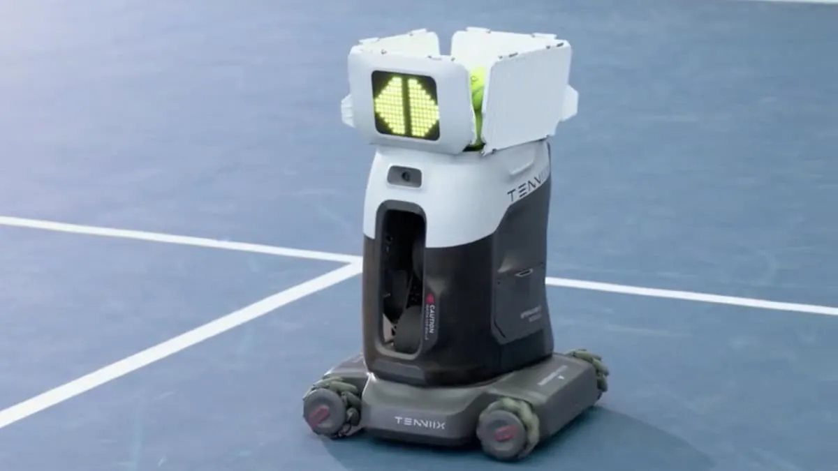 Robot Tenniix menembakkan bola tenis dengan kecepatan tinggi