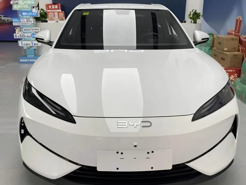 Konsol tengah BYD e7 dengan tempat penyimpanan dan port USB