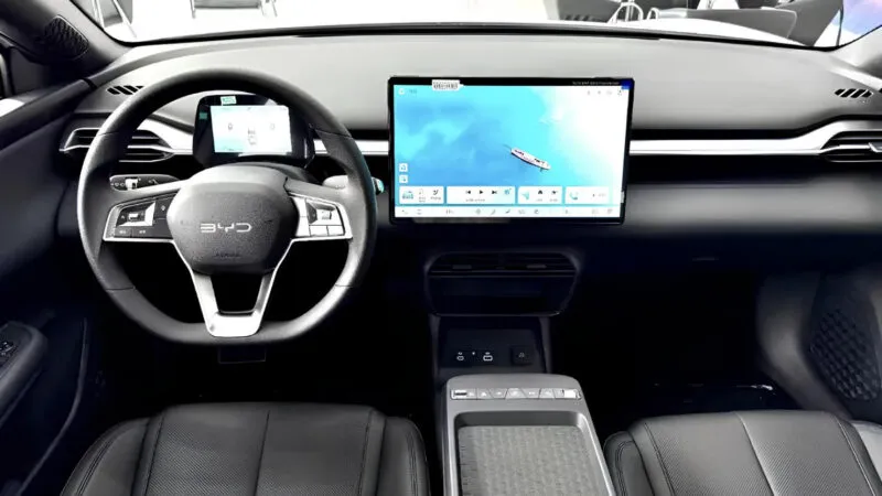 Interior belakang BYD e7 dengan ruang kaki yang luas