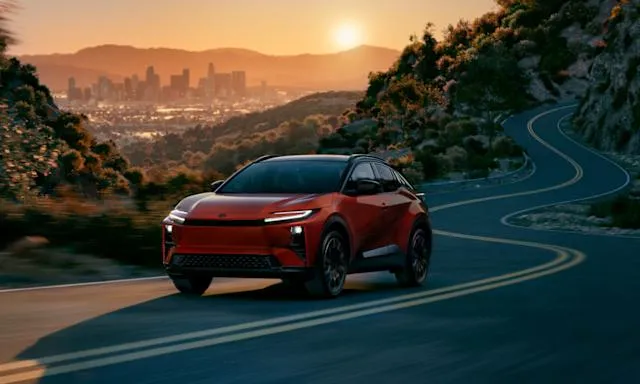 Toyota C-HR Listrik Tampak Depan dengan Desain Futuristik