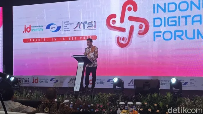 Ketua Umum APJII Muhammad Arif berbicara di forum digital