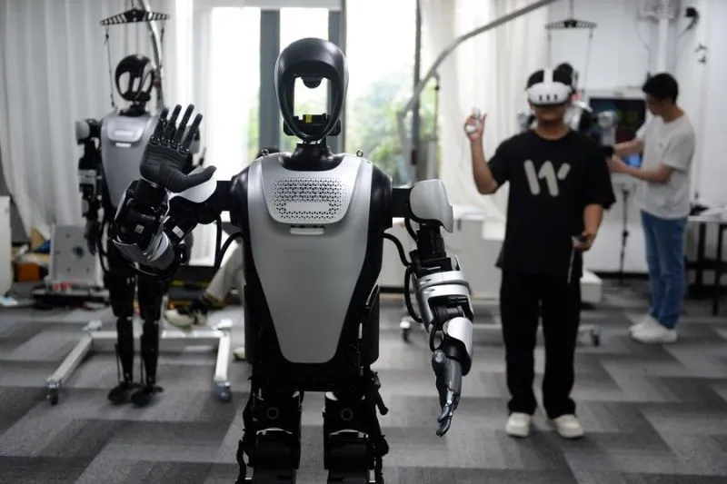 Robot industri Midea Group sedang merakit komponen di pabrik otomatis