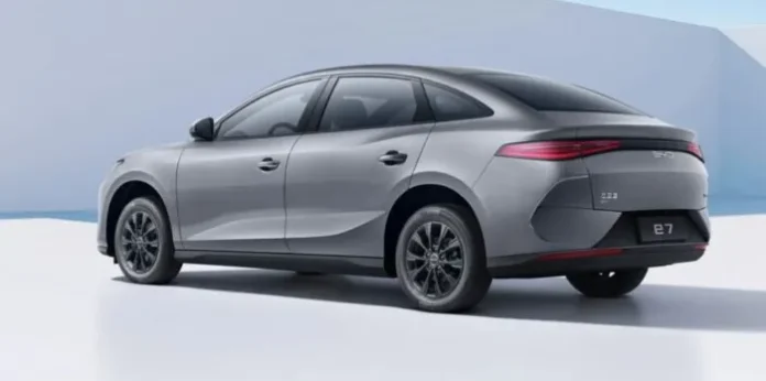 BYD e7 sedan listrik dengan desain depan unik dan lampu belakang modern