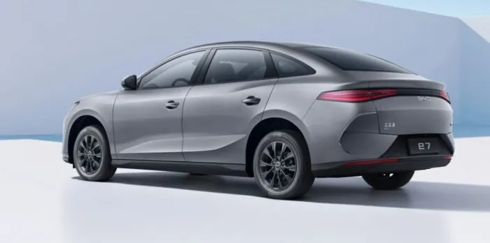 BYD e7, Sedan Listrik Murah dengan Senyum Menggoda dan Performa Tangguh