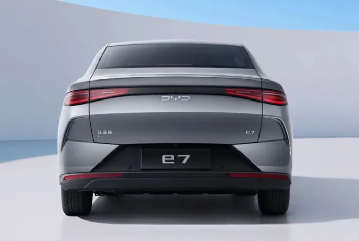 BYD e7 tampak samping dengan velg 16 inci