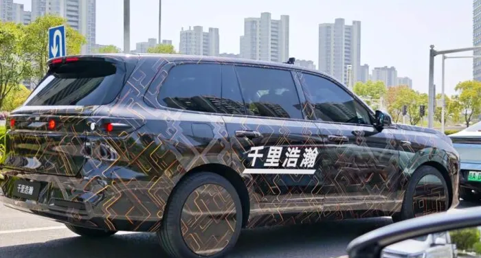 Interior Geely Galaxy M9 dengan kursi kapiten baris kedua