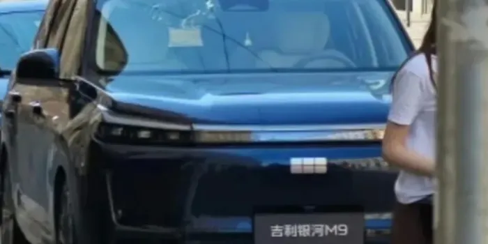 Desain depan Geely Galaxy M9 dengan grille tertutup dan lampu LED menyambung