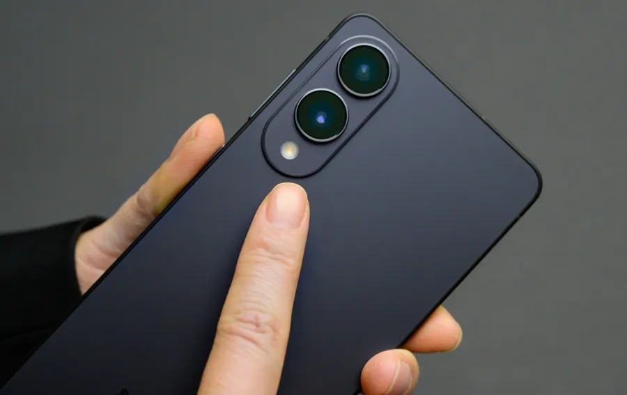 Samsung Galaxy S25 Edge dengan fitur Log video kamera depan