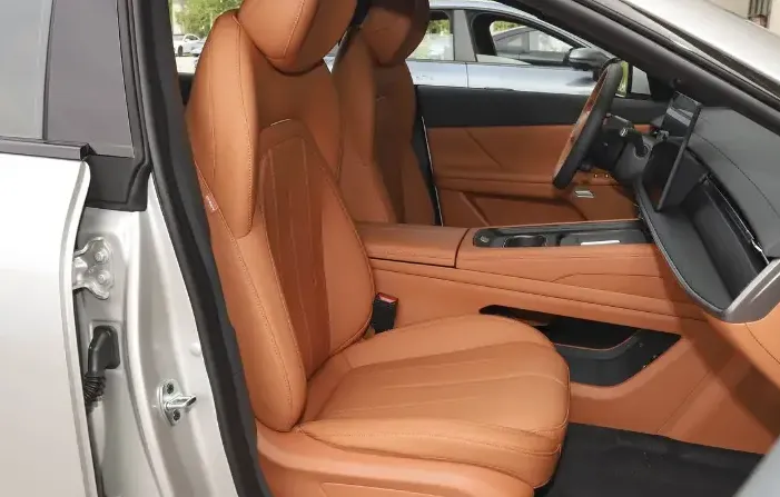 Interior Dongfeng eπ007 2025 dengan layar sentuh 15,6 inci