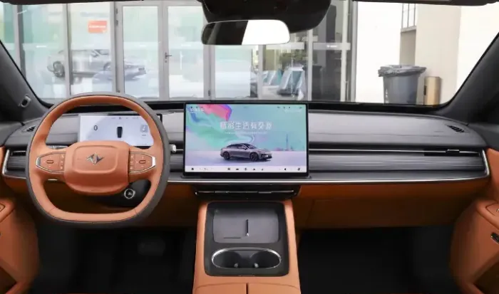 Dongfeng eπ007 2025 dengan warna Sun Gold