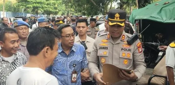 AKBP James H. Hutajulu memimpin operasi pembongkaran posko ormas di Jakarta Utara