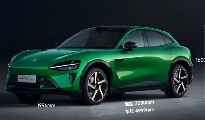 Xiaomi YU7 SUV dalam warna hijau zamrud