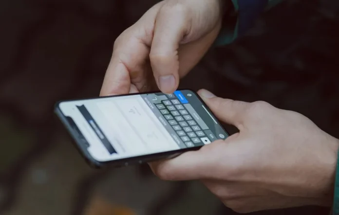 Ilustrasi perbandingan eSIM dan SIM fisik di smartphone