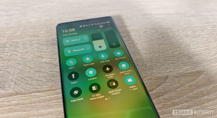 Smartphone dengan tampilan dark mode dan fitur eye comfort yang aktif