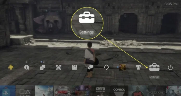 Orang sedang mereset PS4 controller dengan penjepit kertas